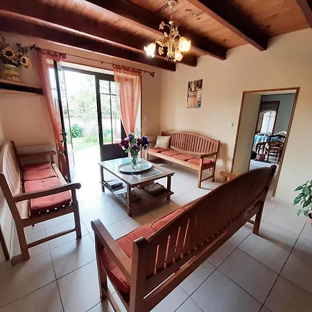 Familial Avec Jardin, Cheminée Et équipements Bébé – Bellevigne, Charente - Fr-1-653-149 Viville