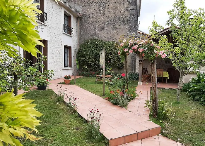 Familial Avec Jardin, Cheminee Et Equipements Bebe - Bellevigne, Charente - Fr-1-653-149 Viville